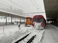 05.12.2020 RhB Regionalzug nach Scoul und Rangiertraktor im Bahnhof Pontresina