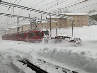 05.12.2020 RhB Regionalzug mit Spurpflug nach St. Moritz im Bahnhof Pontresina