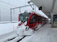 06.12.2020 RhB Regionalzug nach Pontresina im Bahnhof St. Moritz