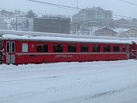 06.12.2020 RhB Personenwagen B 2422 im Bahnhof St. Moritz
