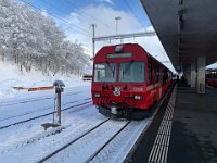 07.12.2020 RhB Bahnhof Scouls mit Regionalzug nach Disentis