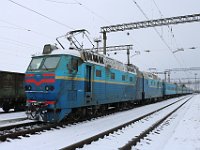 12.02.2018 Schnellzug mit Lokomotivenwechsel im Bahnhof Vasilyevka Tavrichesk